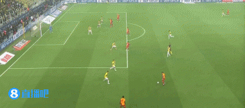 托雷拉远射造乌龙&默滕斯破门，费内巴切28分钟0-2落后加拉塔萨雷